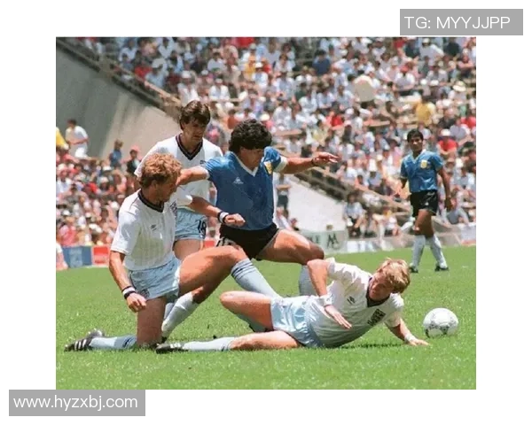 足球球星携对象甜蜜现身共谱绿茵场外的浪漫故事